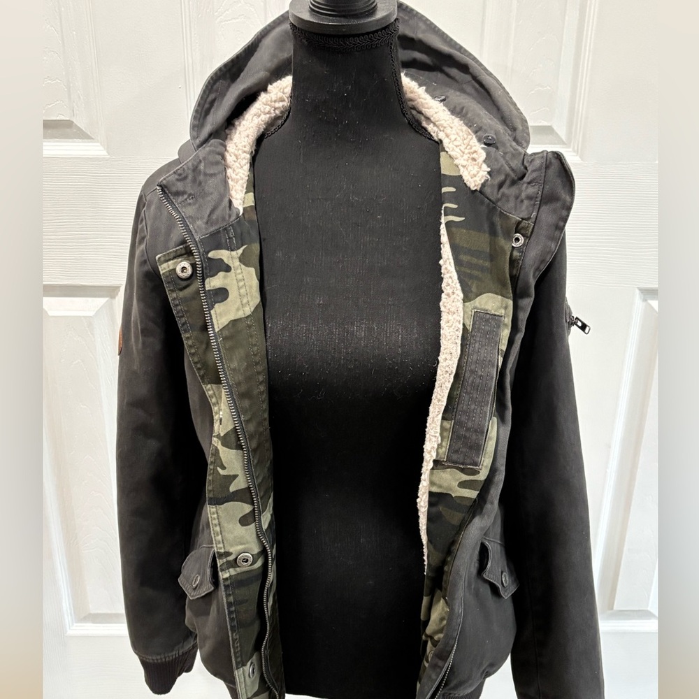 ROXY VTG BLACK /CAMMO HOODED BOMBER JACKET WITH SHERPA LINING SIZE M